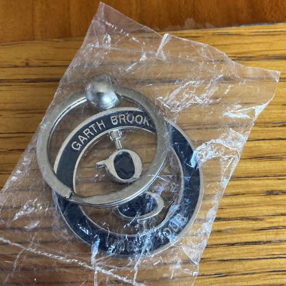 Garth Brooks world Tour Key chain - Picture 2 of 2